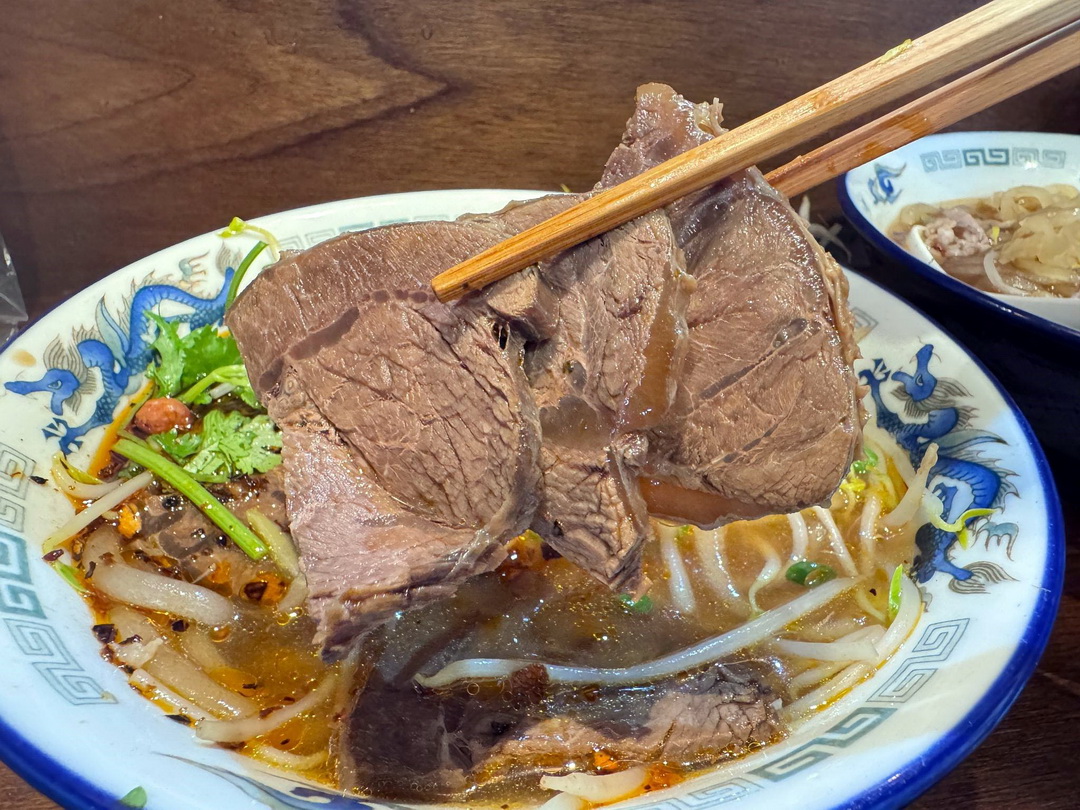 【老棠酸辣粉】台中酸辣粉推薦，麻辣燙串串只要13元！必吃牛肉酸辣粉、口水雞、蒜泥白肉超夠味 @猴屁的異想世界