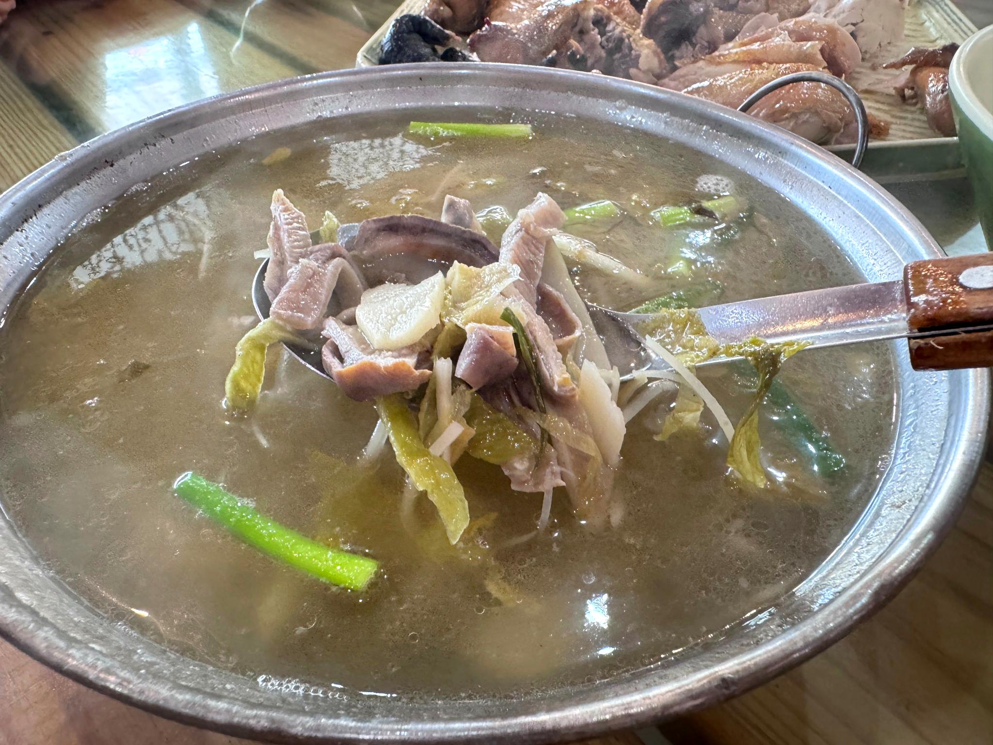 七里香甕仔雞大湖店｜苗栗大湖聚餐推薦！五菜一湯甕仔雞超好吃，白飯湯品免費續加超划算！ @猴屁的異想世界