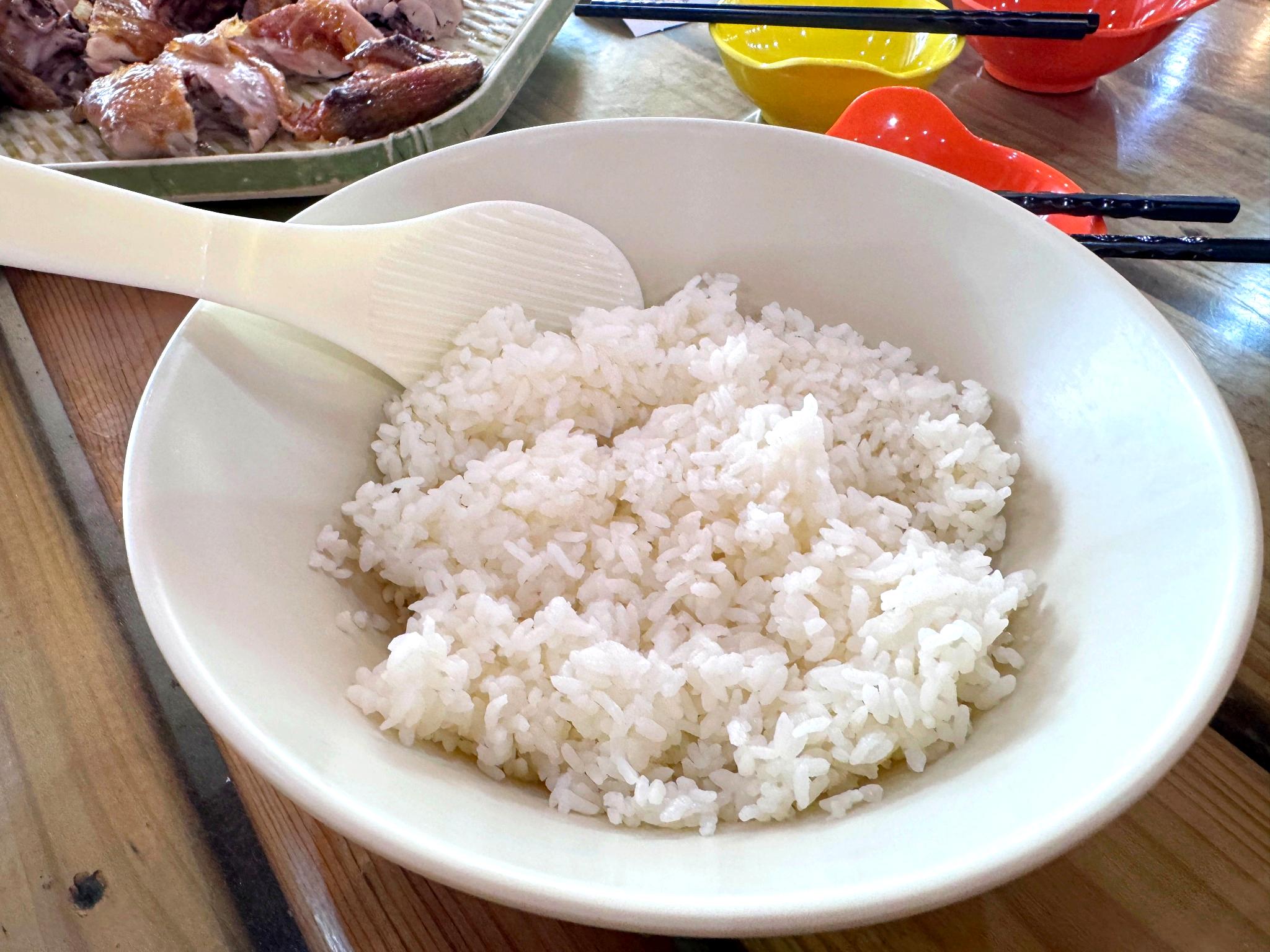 七里香甕仔雞大湖店｜苗栗大湖聚餐推薦！五菜一湯甕仔雞超好吃，白飯湯品免費續加超划算！ @猴屁的異想世界