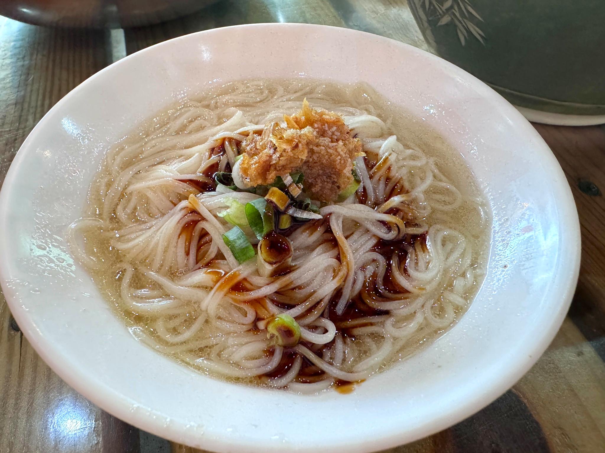 七里香甕仔雞大湖店｜苗栗大湖聚餐推薦！五菜一湯甕仔雞超好吃，白飯湯品免費續加超划算！ @猴屁的異想世界
