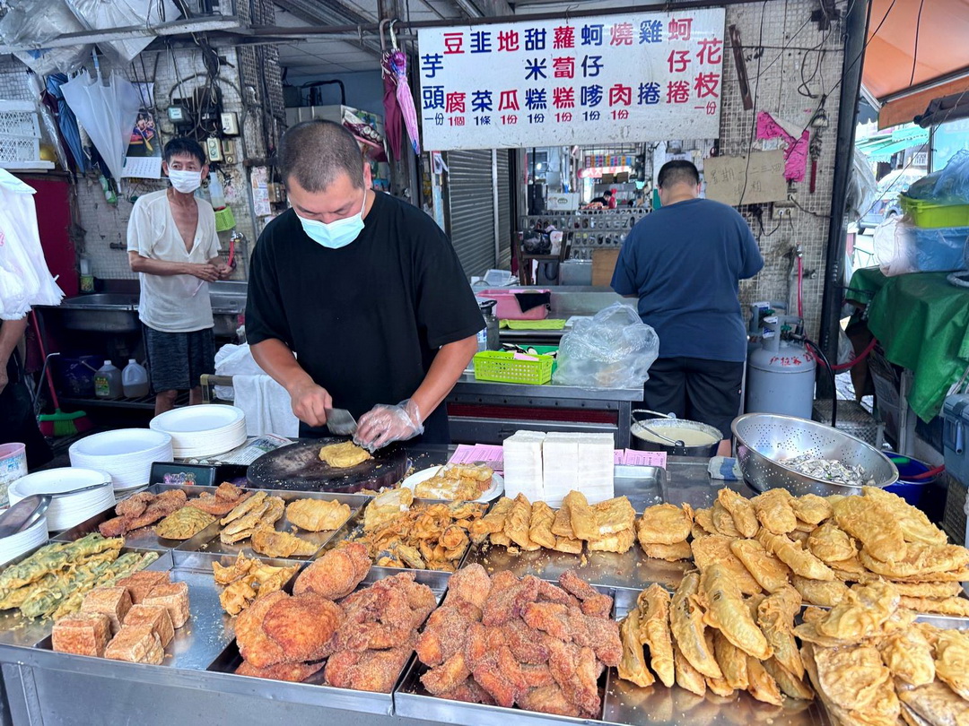 向上市場炸粿｜台中人氣炸物推薦！蚵嗲、三層肉、花枝都超好吃，下午限定必排 @猴屁的異想世界