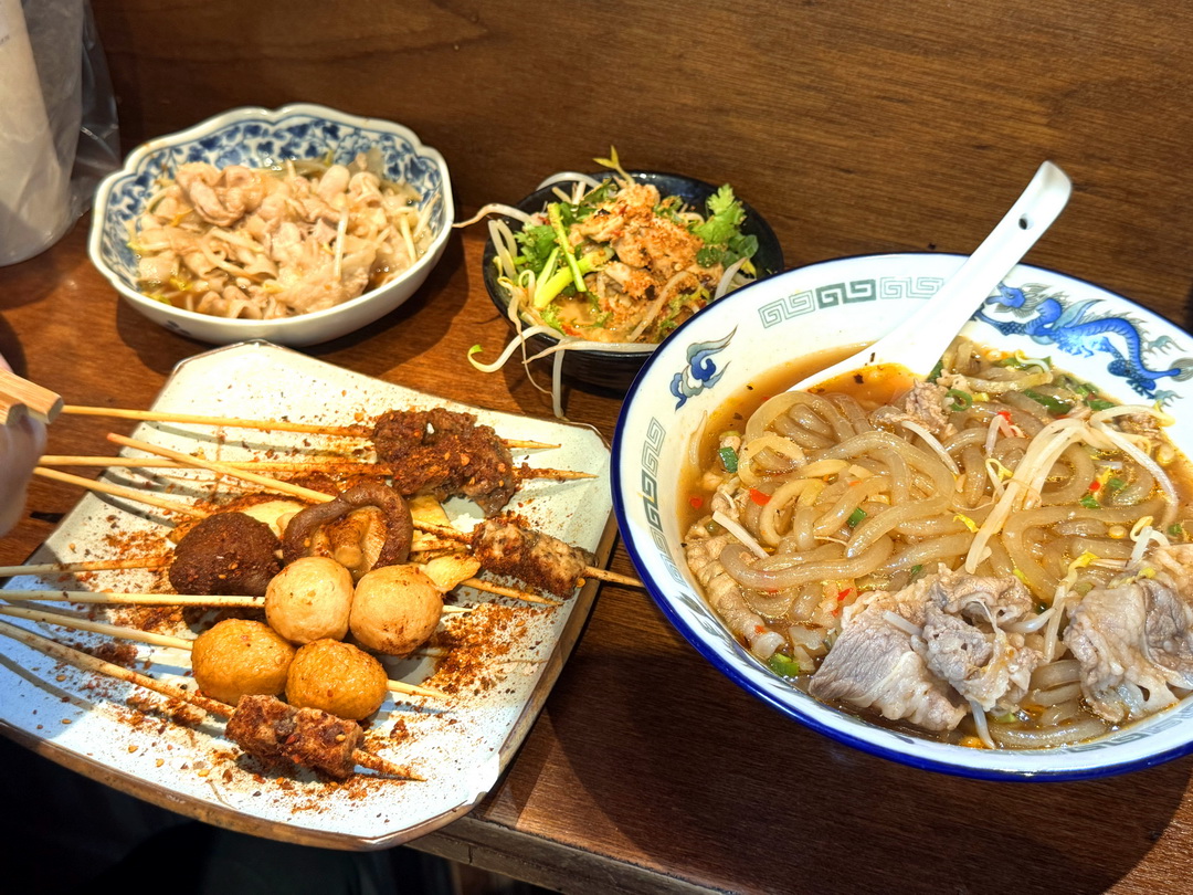 【老棠酸辣粉】台中酸辣粉推薦，麻辣燙串串只要13元！必吃牛肉酸辣粉、口水雞、蒜泥白肉超夠味 @猴屁的異想世界