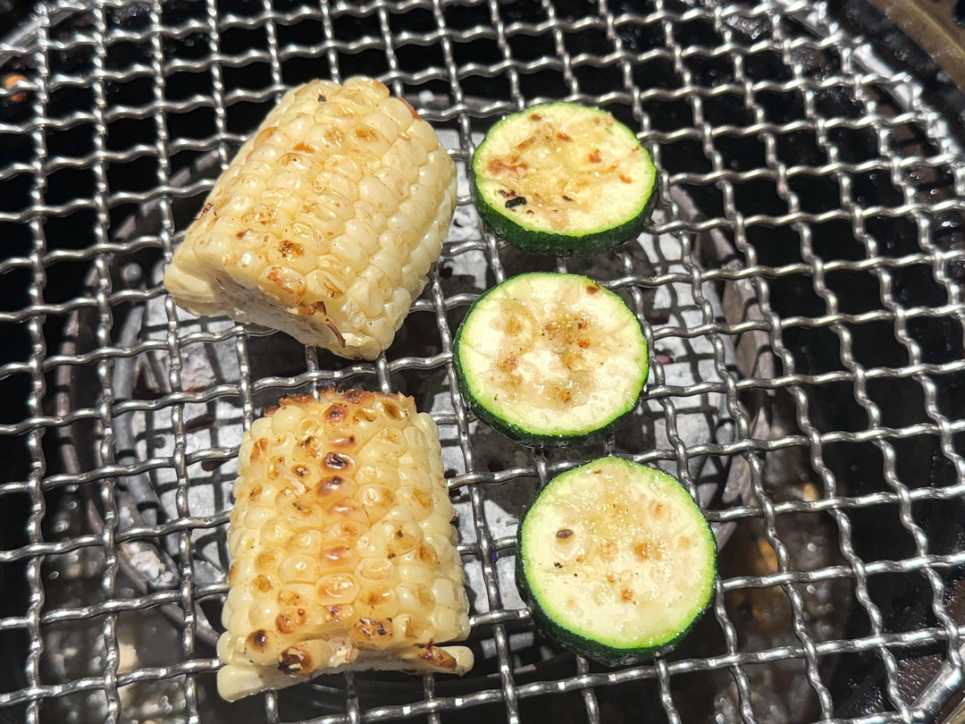 三山燒肉文心店｜台中和牛燒肉推薦，當月壽星整桌9折，營業到凌晨的高質感燒肉店 @猴屁的異想世界
