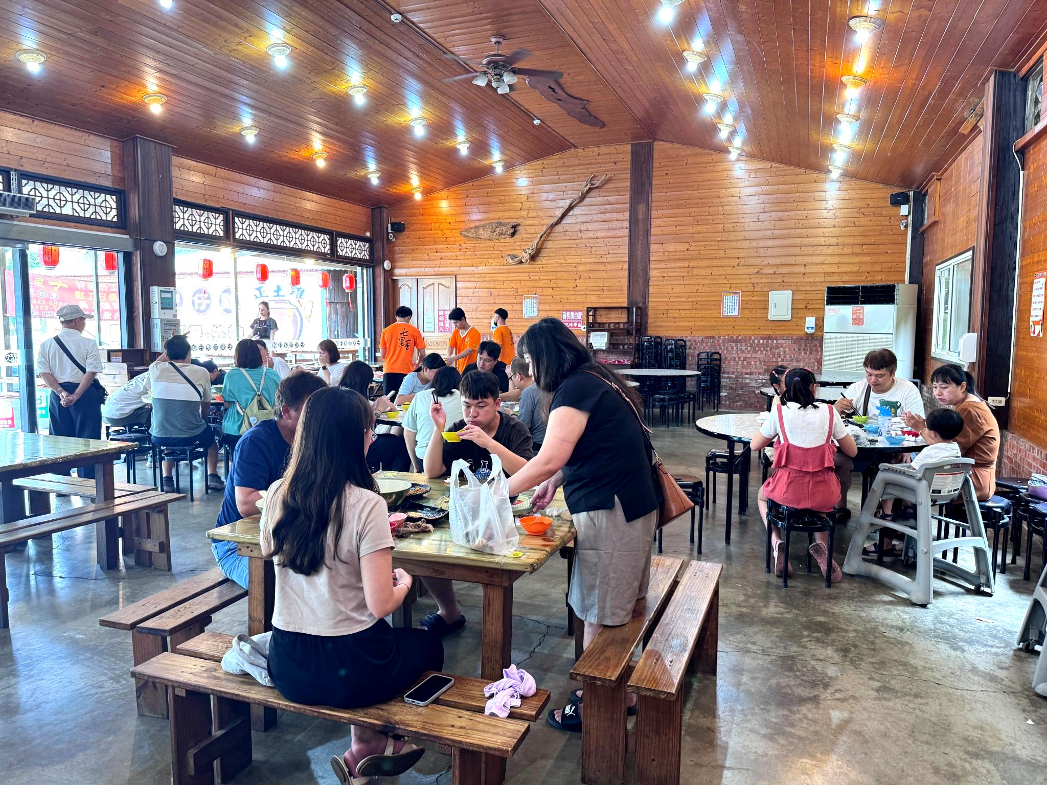 七里香甕仔雞大湖店｜苗栗大湖聚餐推薦！五菜一湯甕仔雞超好吃，白飯湯品免費續加超划算！ @猴屁的異想世界
