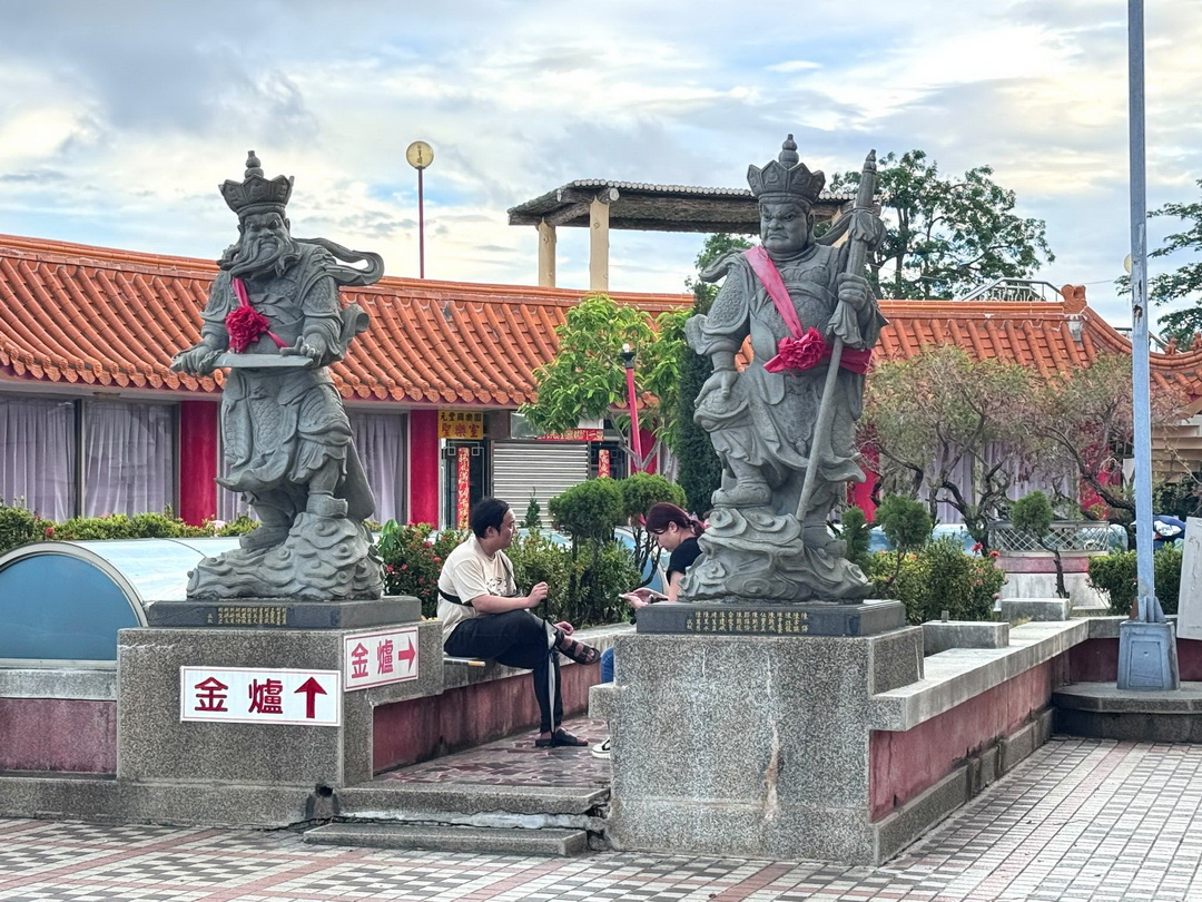 左營元帝廟北極亭｜高雄蓮池潭超巨大玄天上帝神像，金雞招財蛋＆求籤機好玩又靈驗！ @猴屁的異想世界