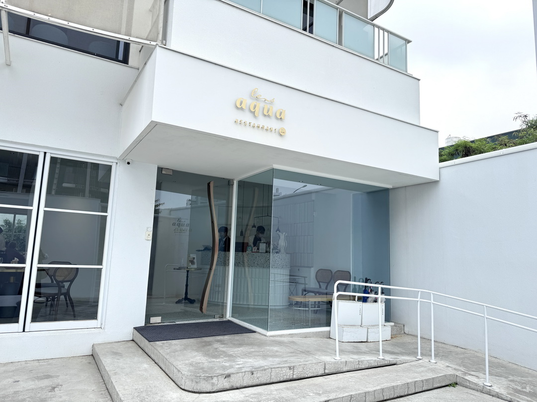 【Les aqua水相餐聚苑】台中超美韓系玻璃屋餐廳，麵包免費續，壽星還送蛋糕＋照片超浮誇 @猴屁的異想世界