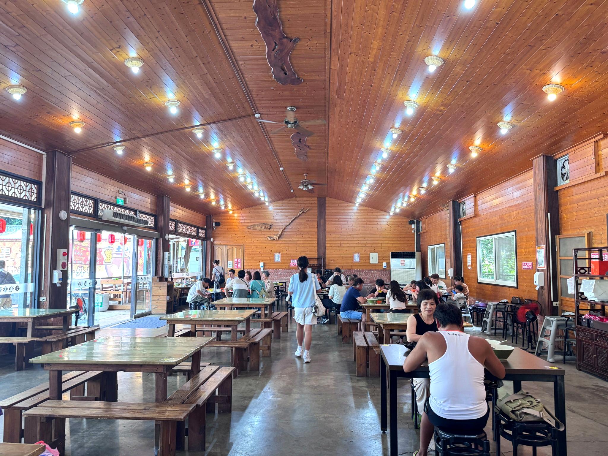 七里香甕仔雞大湖店｜苗栗大湖聚餐推薦！五菜一湯甕仔雞超好吃，白飯湯品免費續加超划算！ @猴屁的異想世界