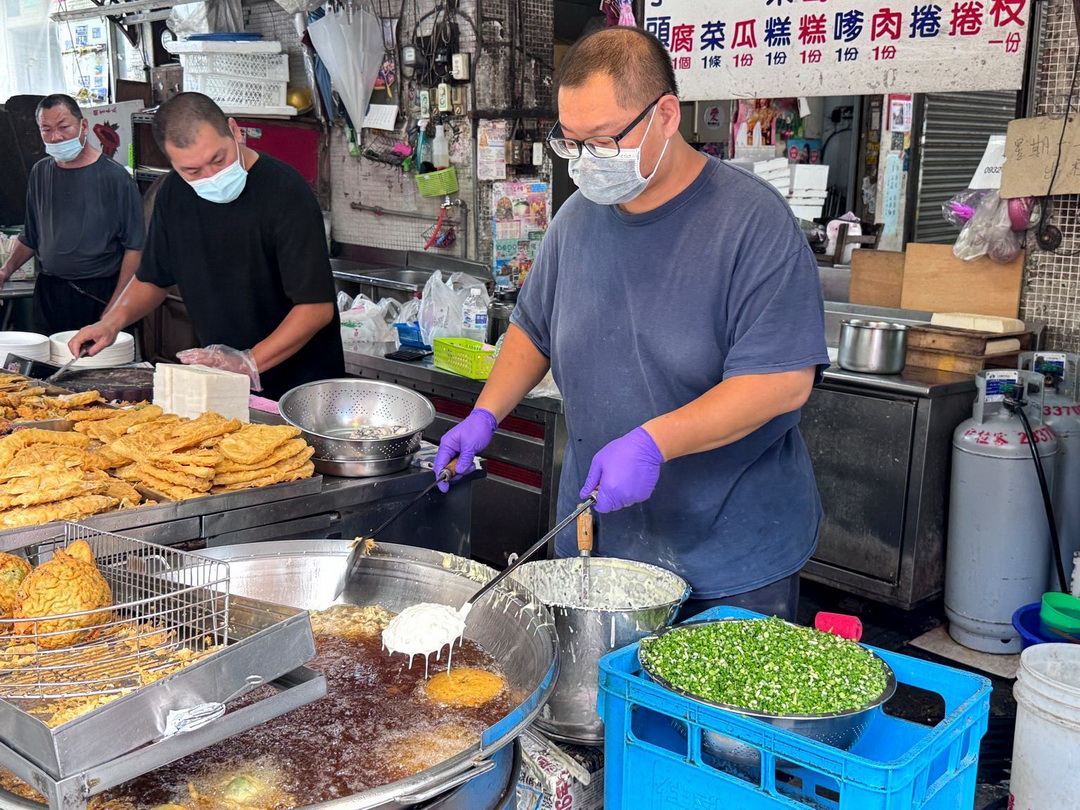 向上市場炸粿｜台中人氣炸物推薦！蚵嗲、三層肉、花枝都超好吃，下午限定必排 @猴屁的異想世界