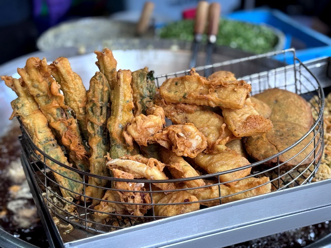 向上市場炸粿｜台中人氣炸物推薦！蚵嗲、三層肉、花枝都超好吃，下午限定必排 @猴屁的異想世界