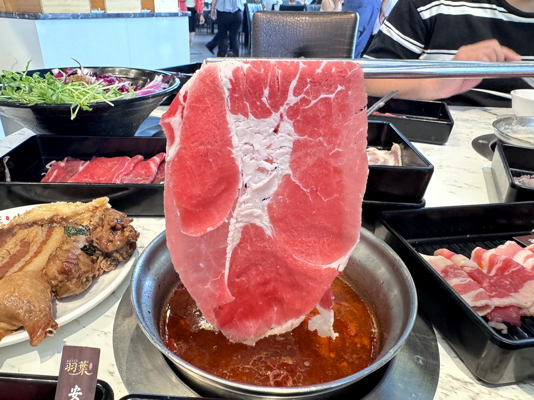 【羽葉麻辣火鍋三重都會館】只要539元起就能爽吃海陸鍋物自助百匯！壽星、長輩還有優惠！ @猴屁的異想世界