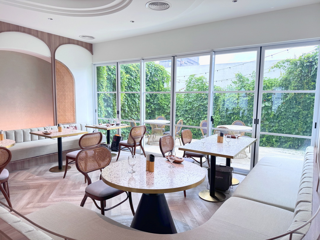 【Les aqua水相餐聚苑】台中超美韓系玻璃屋餐廳，麵包免費續，壽星還送蛋糕＋照片超浮誇 @猴屁的異想世界