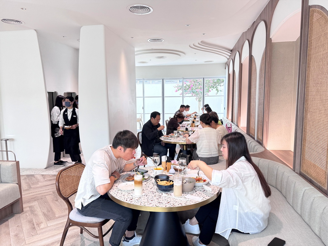 【Les aqua水相餐聚苑】台中超美韓系玻璃屋餐廳，麵包免費續，壽星還送蛋糕＋照片超浮誇 @猴屁的異想世界