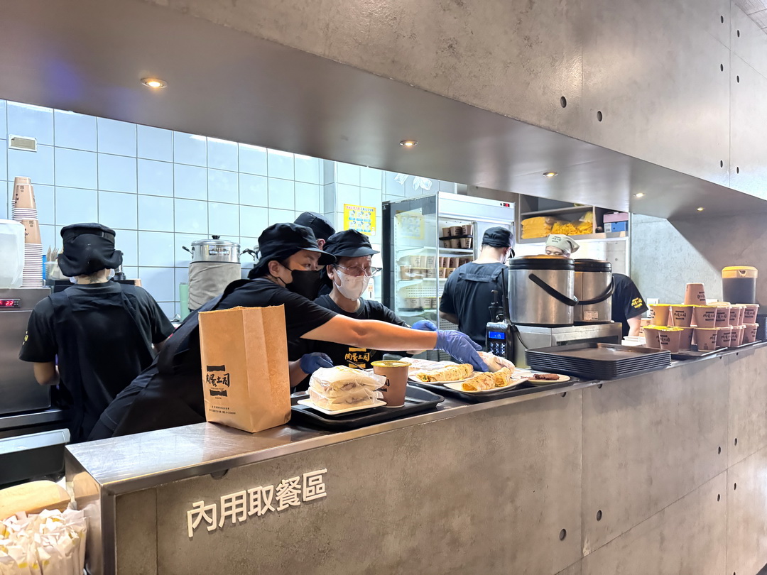 【台中肉蛋吐司】凌晨就開賣的超人氣排隊早餐店，招牌肉蛋吐司必點 @猴屁的異想世界