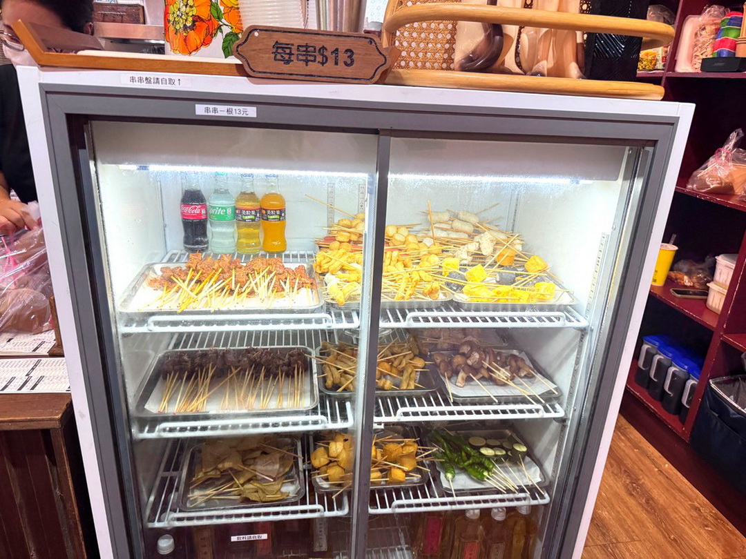 【老棠酸辣粉】台中酸辣粉推薦，麻辣燙串串只要13元！必吃牛肉酸辣粉、口水雞、蒜泥白肉超夠味 @猴屁的異想世界