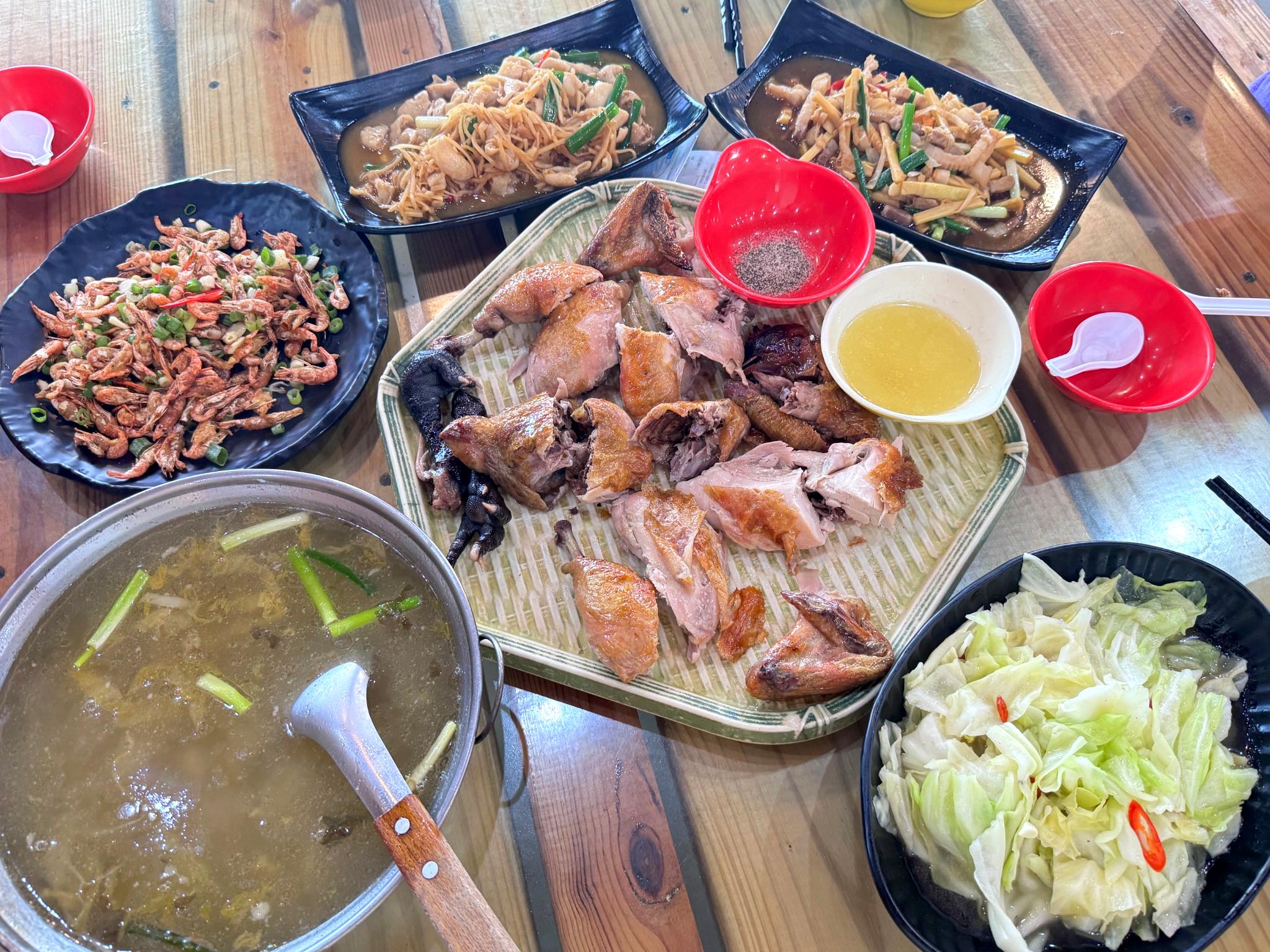 七里香甕仔雞大湖店｜苗栗大湖聚餐推薦！五菜一湯甕仔雞超好吃，白飯湯品免費續加超划算！ @猴屁的異想世界