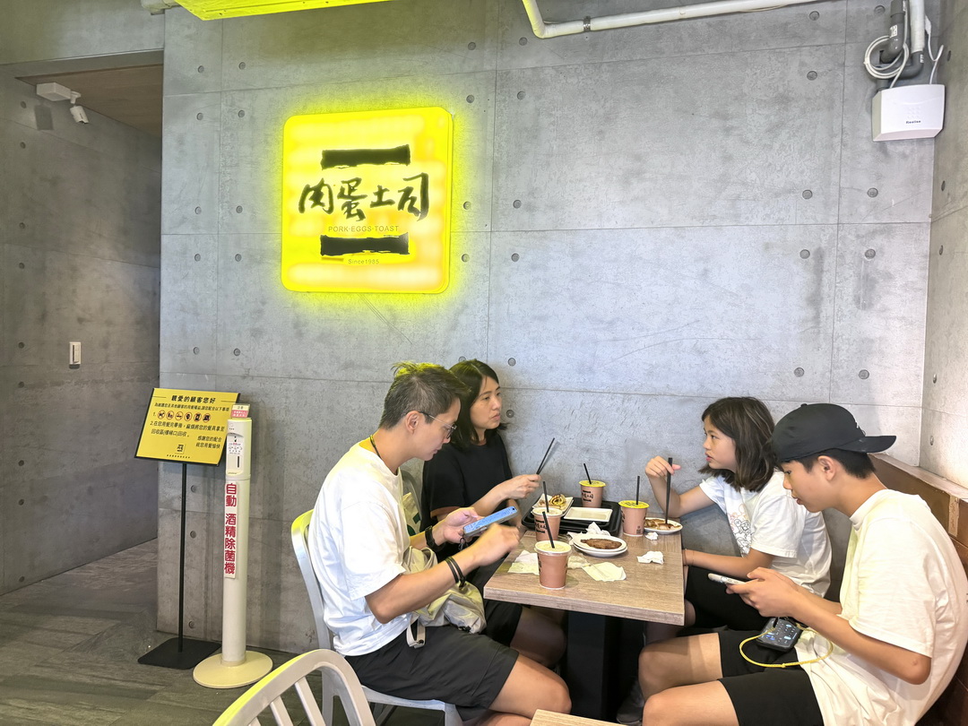 【台中肉蛋吐司】凌晨就開賣的超人氣排隊早餐店，招牌肉蛋吐司必點 @猴屁的異想世界