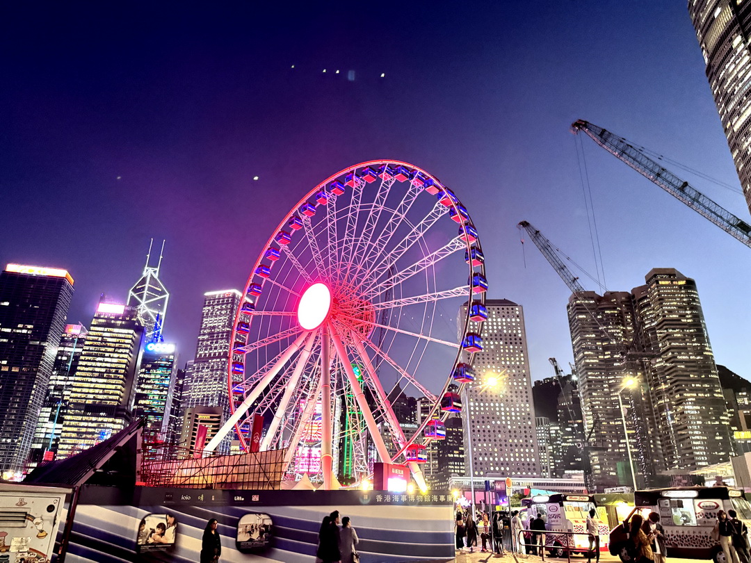 香港摩天輪｜中環必玩景點！20元港幣搭上高空賞維多利亞港夜景，還有可愛造景好拍好玩