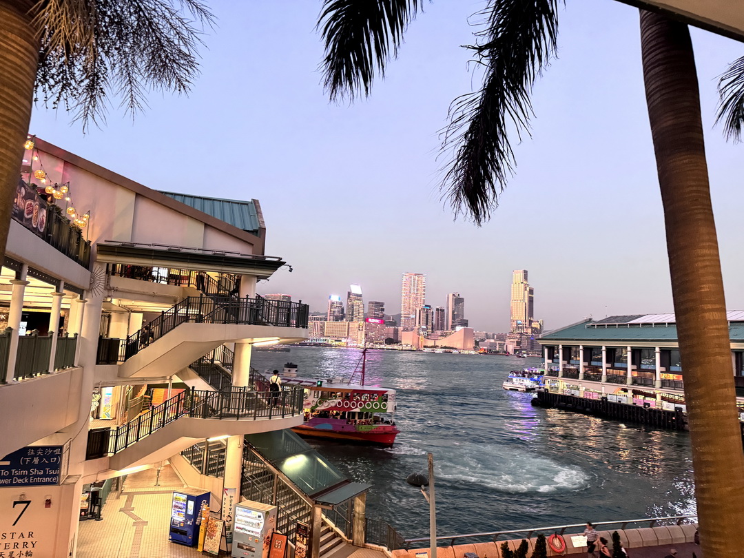 香港摩天輪｜中環必玩景點！20元港幣搭上高空賞維多利亞港夜景，還有可愛造景好拍好玩 @猴屁的異想世界