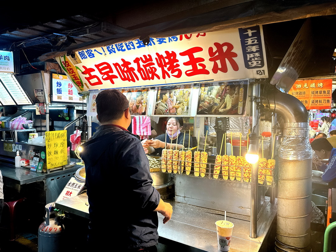 南機場夜市美食｜12間必吃人氣小吃推薦，米其林必比登臭豆腐、蚵嗲、沙威瑪、滷肉飯、炸雞通通有 @猴屁的異想世界