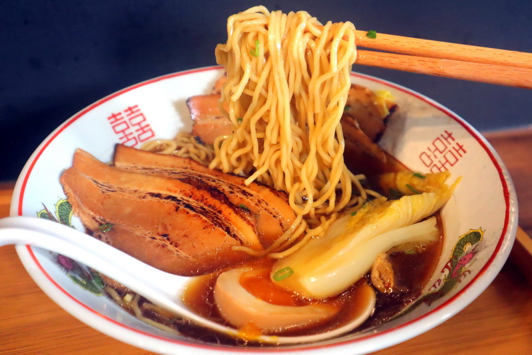 【島之麵屋】台中西區拉麵推薦，淡麗系鹽味海鮮拉麵超澎湃，學生價199元超佛心！ @猴屁的異想世界