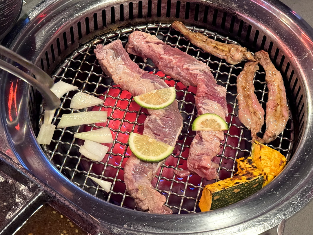 【紅桧燒肉鍋物】太平高質感單點燒肉，火鍋料自助吧吃到飽＋調酒喝到飽 @猴屁的異想世界