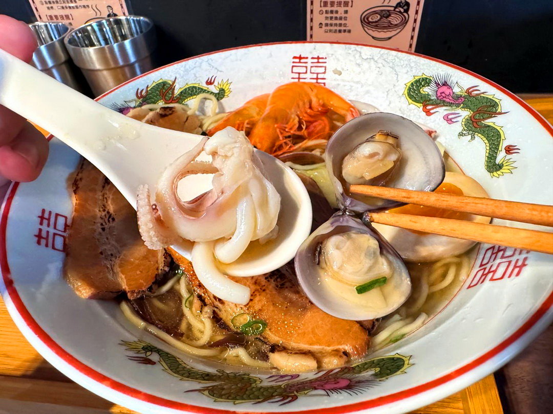 【島之麵屋】台中西區拉麵推薦，淡麗系鹽味海鮮拉麵超澎湃，學生價199元超佛心！ @猴屁的異想世界
