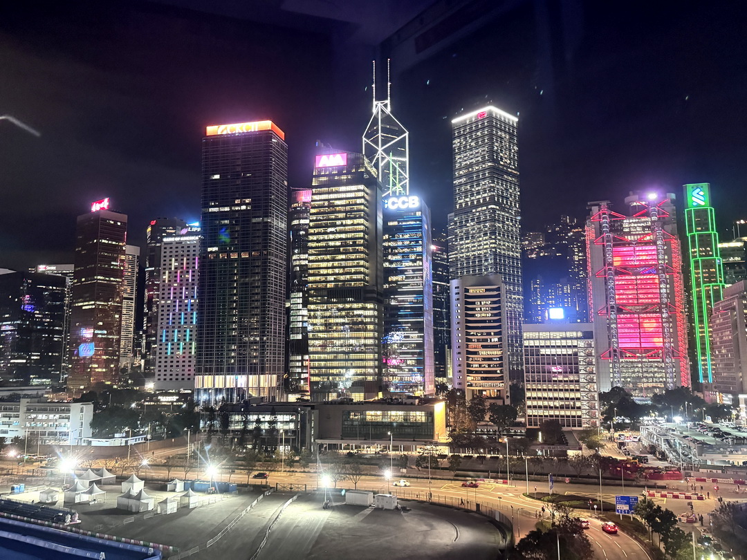 香港摩天輪｜中環必玩景點！20元港幣搭上高空賞維多利亞港夜景，還有可愛造景好拍好玩 @猴屁的異想世界
