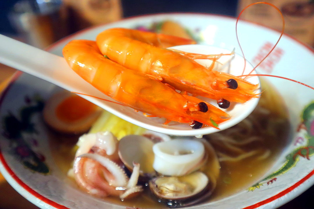 【島之麵屋】台中西區拉麵推薦，淡麗系鹽味海鮮拉麵超澎湃，學生價199元超佛心！ @猴屁的異想世界