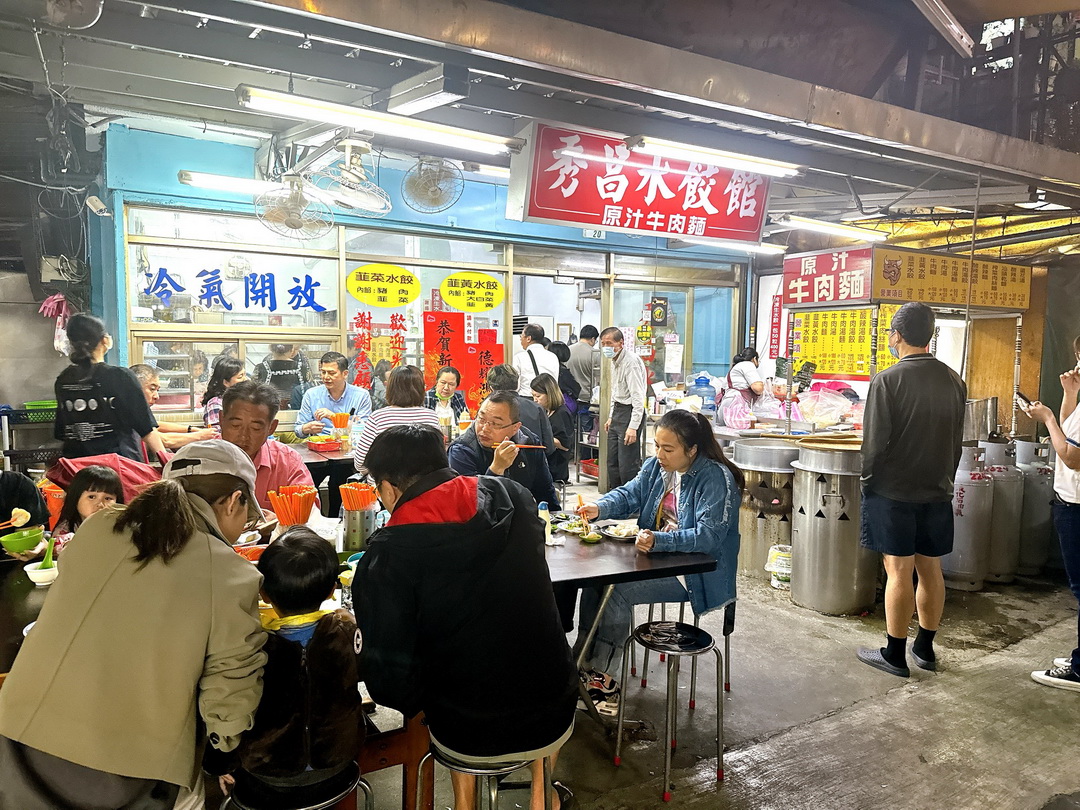 南機場夜市美食｜12間必吃人氣小吃推薦，米其林必比登臭豆腐、蚵嗲、沙威瑪、滷肉飯、炸雞通通有 @猴屁的異想世界