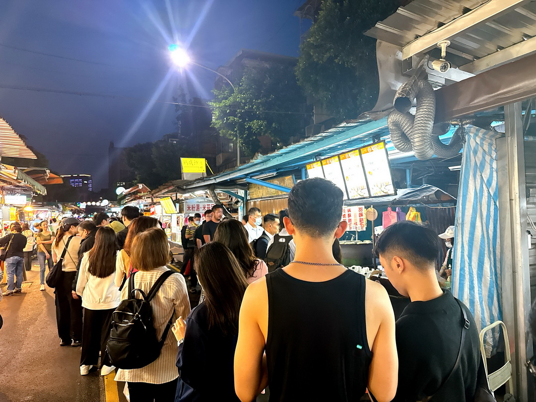 南機場夜市美食｜12間必吃人氣小吃推薦，米其林必比登臭豆腐、蚵嗲、沙威瑪、滷肉飯、炸雞通通有 @猴屁的異想世界