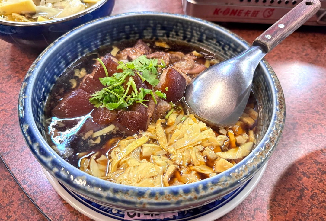 龍之居土雞城｜台中北屯合菜推薦！5000元合菜10道菜超澎湃，招牌甕仔雞、鳳梨蝦球必吃 @猴屁的異想世界