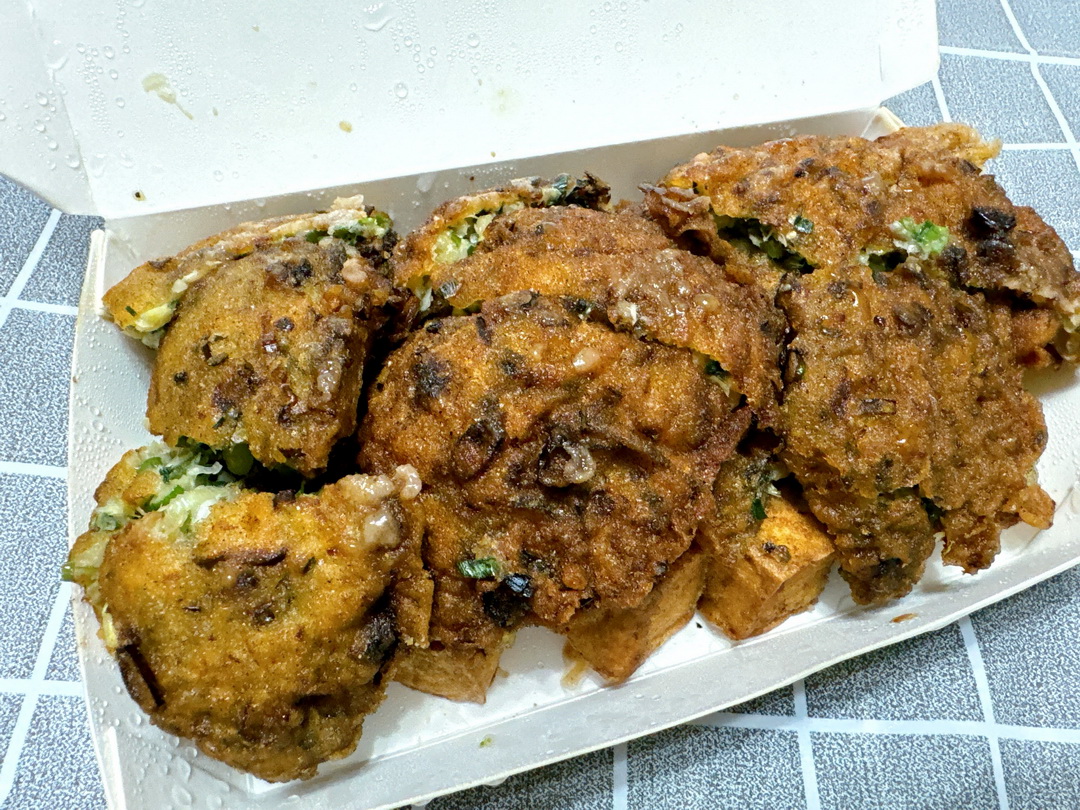 南機場夜市美食｜12間必吃人氣小吃推薦，米其林必比登臭豆腐、蚵嗲、沙威瑪、滷肉飯、炸雞通通有 @猴屁的異想世界