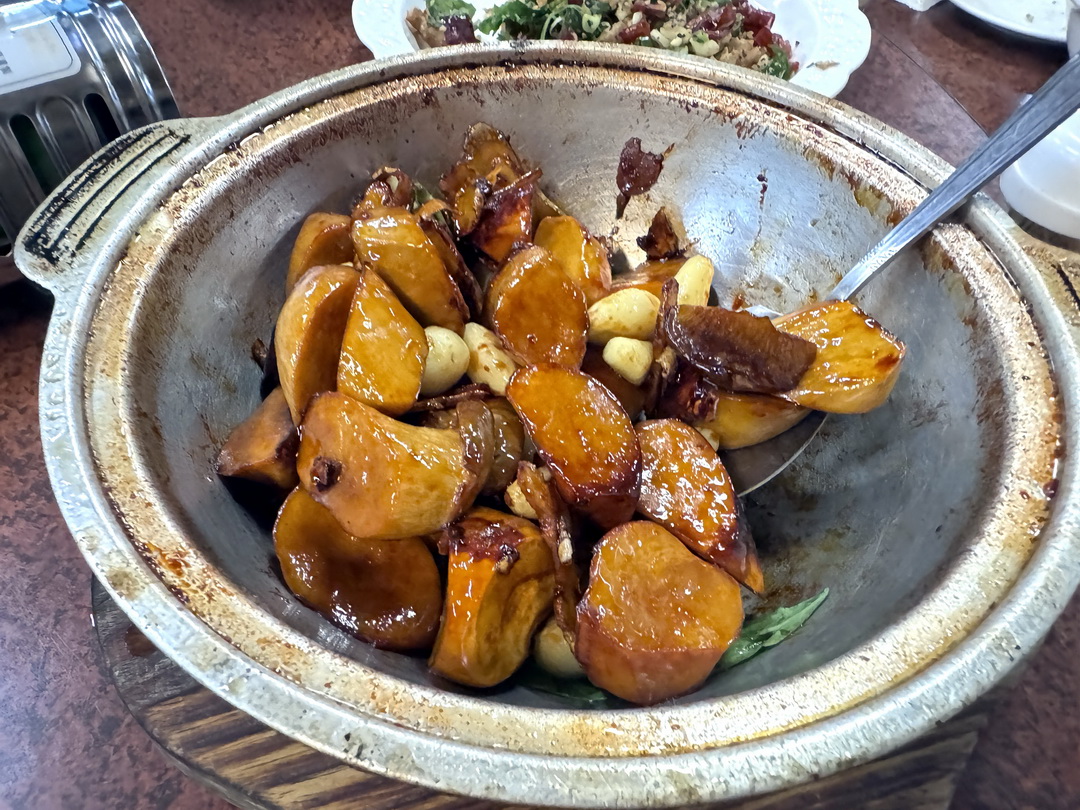 龍之居土雞城｜台中北屯合菜推薦！5000元合菜10道菜超澎湃，招牌甕仔雞、鳳梨蝦球必吃 @猴屁的異想世界