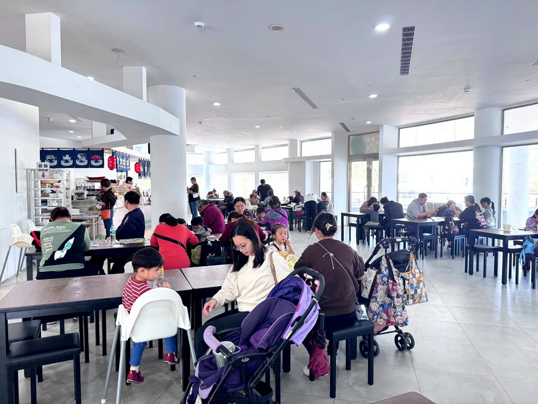 九九峰動物樂園｜南投親子景點推薦！笑笑羊、鸚鵡近距離互動，還有恐龍園區、美食街超豐富 @猴屁的異想世界