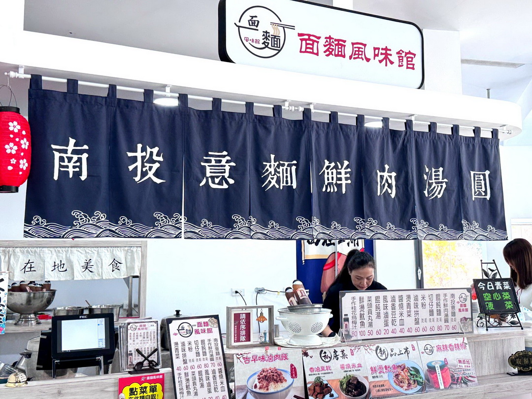 九九峰動物樂園｜南投親子景點推薦！笑笑羊、鸚鵡近距離互動，還有恐龍園區、美食街超豐富 @猴屁的異想世界