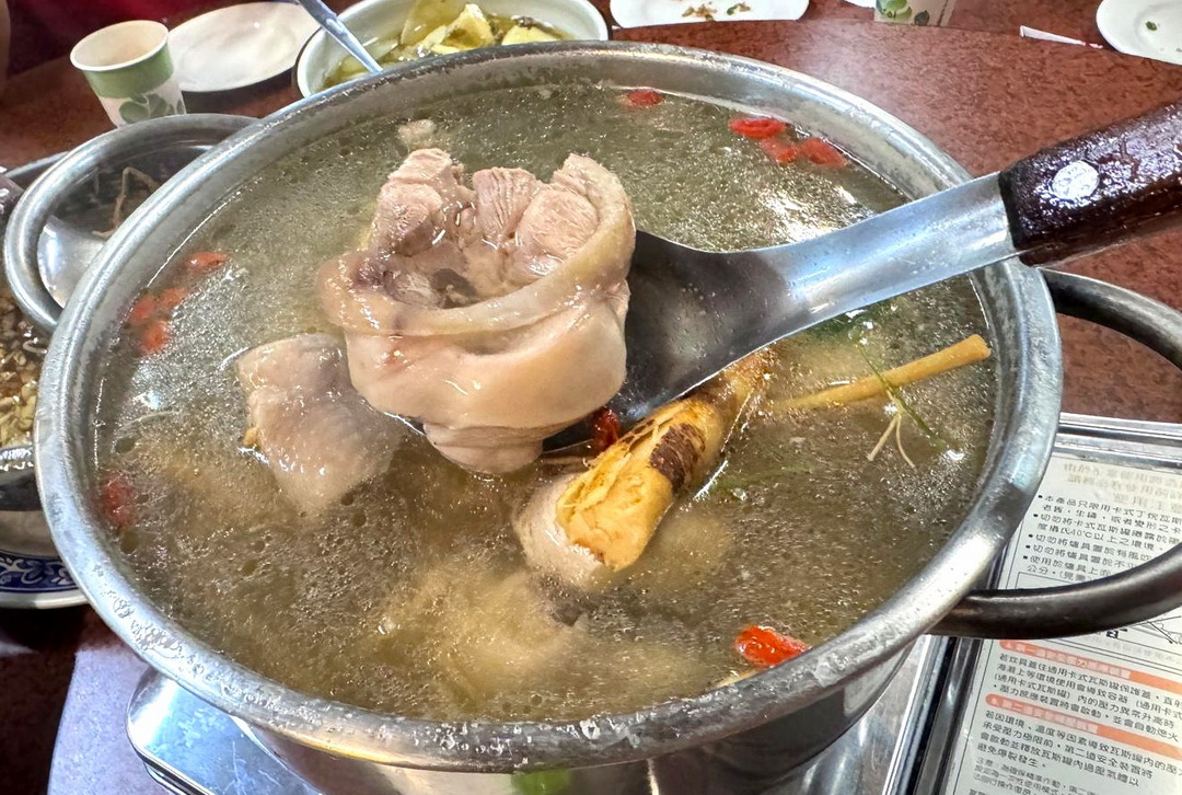 龍之居土雞城｜台中北屯合菜推薦！5000元合菜10道菜超澎湃，招牌甕仔雞、鳳梨蝦球必吃 @猴屁的異想世界