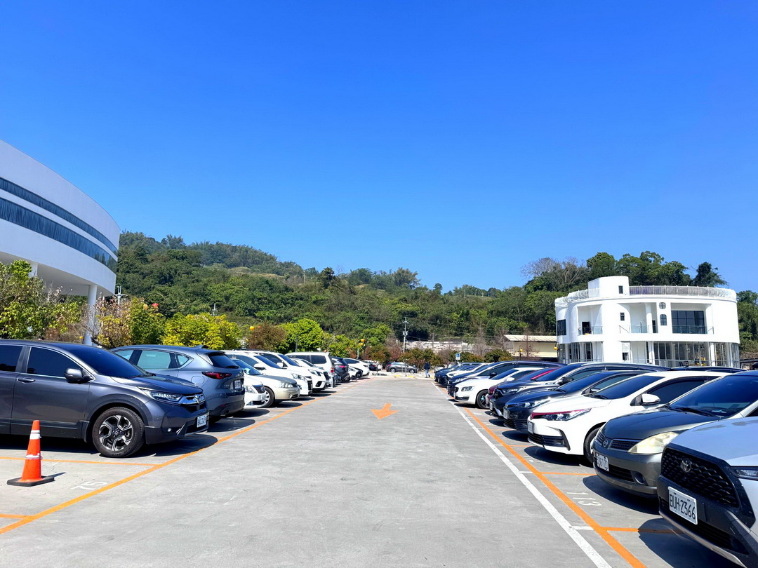 九九峰動物樂園｜南投親子景點推薦！笑笑羊、鸚鵡近距離互動，還有恐龍園區、美食街超豐富 @猴屁的異想世界