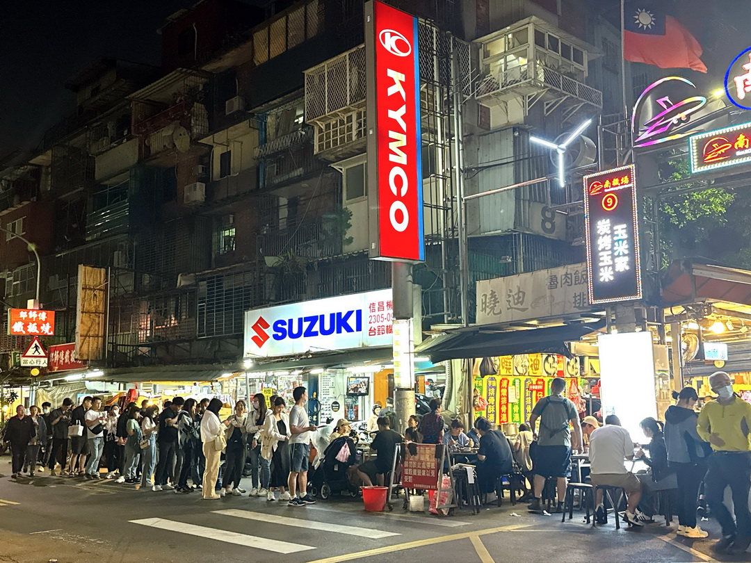曉迪筒仔米糕｜南機場夜市超人氣排隊美食，必吃筒仔米糕、魯肉飯、魯爌肉便當！ @猴屁的異想世界