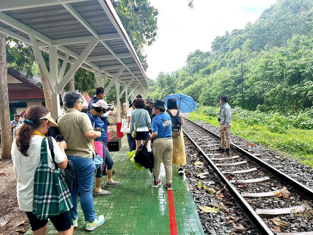 泰國北碧府一日遊｜野生動物園餵老虎獅子、看大象鱷魚表演，雨中漫步死亡鐵路＆桂河大橋 @猴屁的異想世界