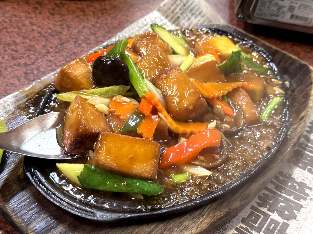 龍之居土雞城｜台中北屯合菜推薦！5000元合菜10道菜超澎湃，招牌甕仔雞、鳳梨蝦球必吃 @猴屁的異想世界