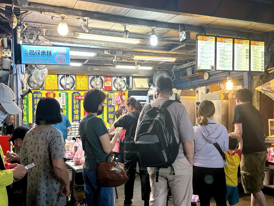 曉迪筒仔米糕｜南機場夜市超人氣排隊美食，必吃筒仔米糕、魯肉飯、魯爌肉便當！ @猴屁的異想世界