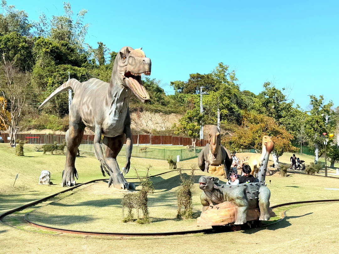 九九峰動物樂園｜南投親子景點推薦！笑笑羊、鸚鵡近距離互動，還有恐龍園區、美食街超豐富 @猴屁的異想世界