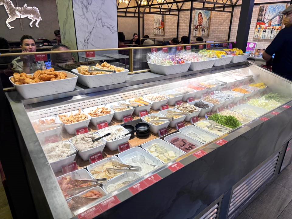 新馬辣經典麻辣鍋台中公益店｜台中麻辣鍋吃到飽推薦！最新價位、哈根達斯吃到飽、6公尺酒牆16種調酒無限暢飲附停車場 @猴屁的異想世界