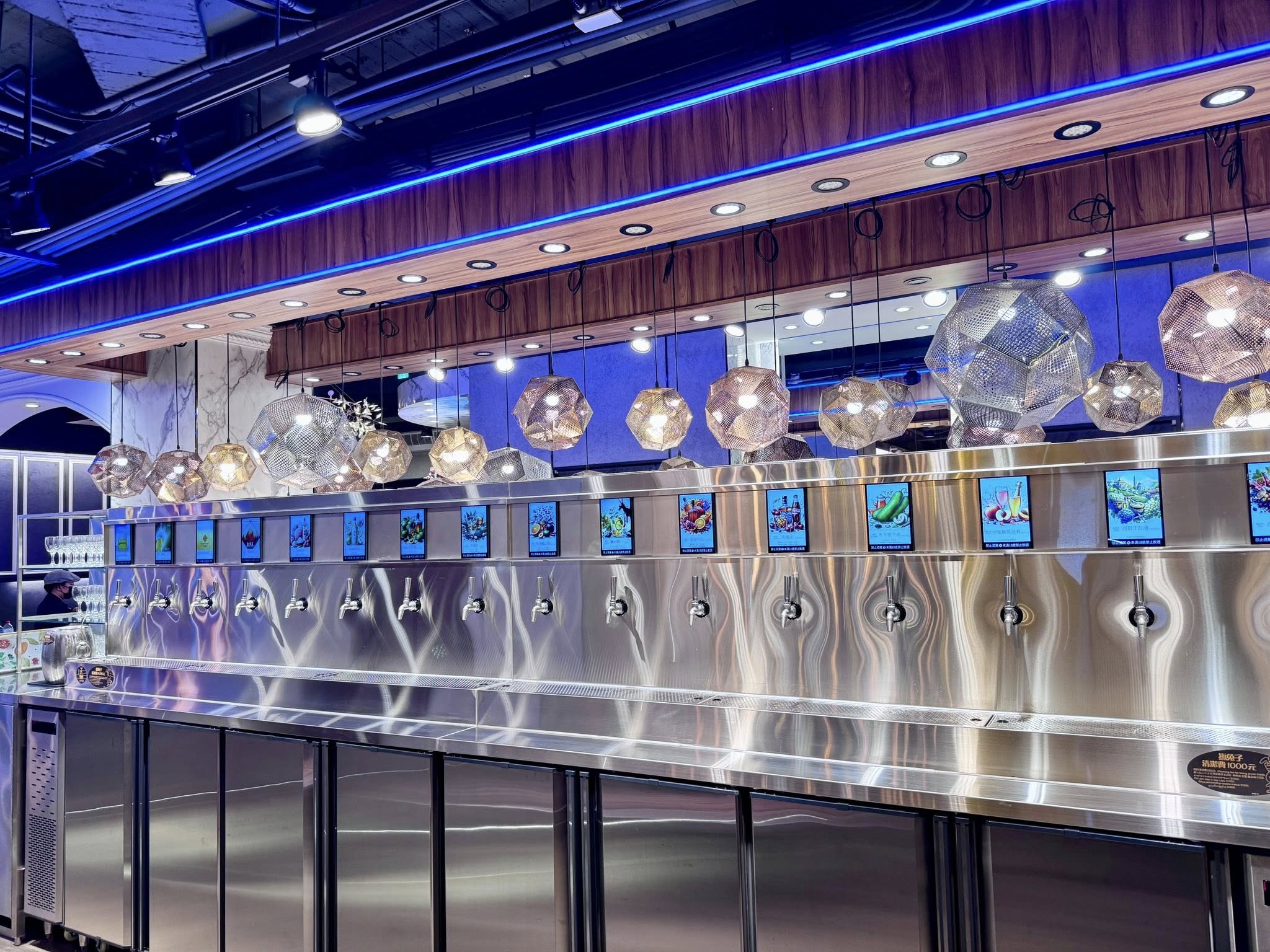 新馬辣經典麻辣鍋台中公益店｜台中麻辣鍋吃到飽推薦！最新價位、哈根達斯吃到飽、6公尺酒牆16種調酒無限暢飲附停車場 @猴屁的異想世界