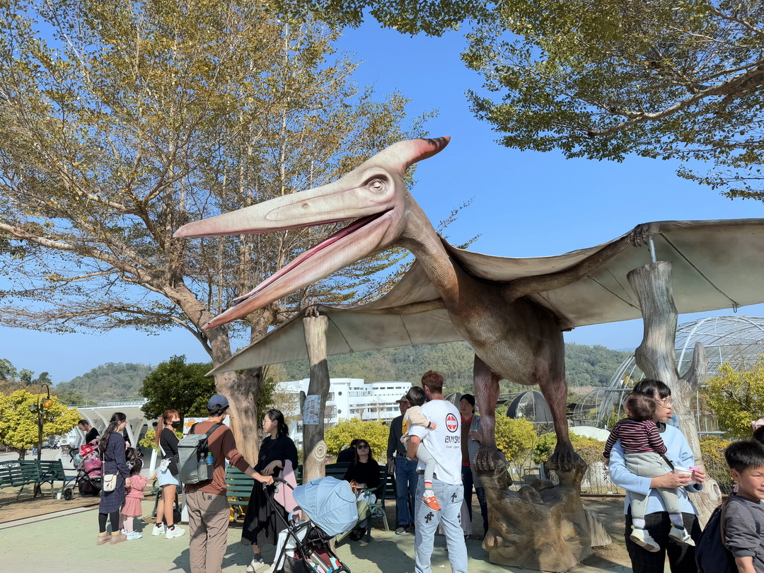 九九峰動物樂園｜南投親子景點推薦！笑笑羊、鸚鵡近距離互動，還有恐龍園區、美食街超豐富 @猴屁的異想世界