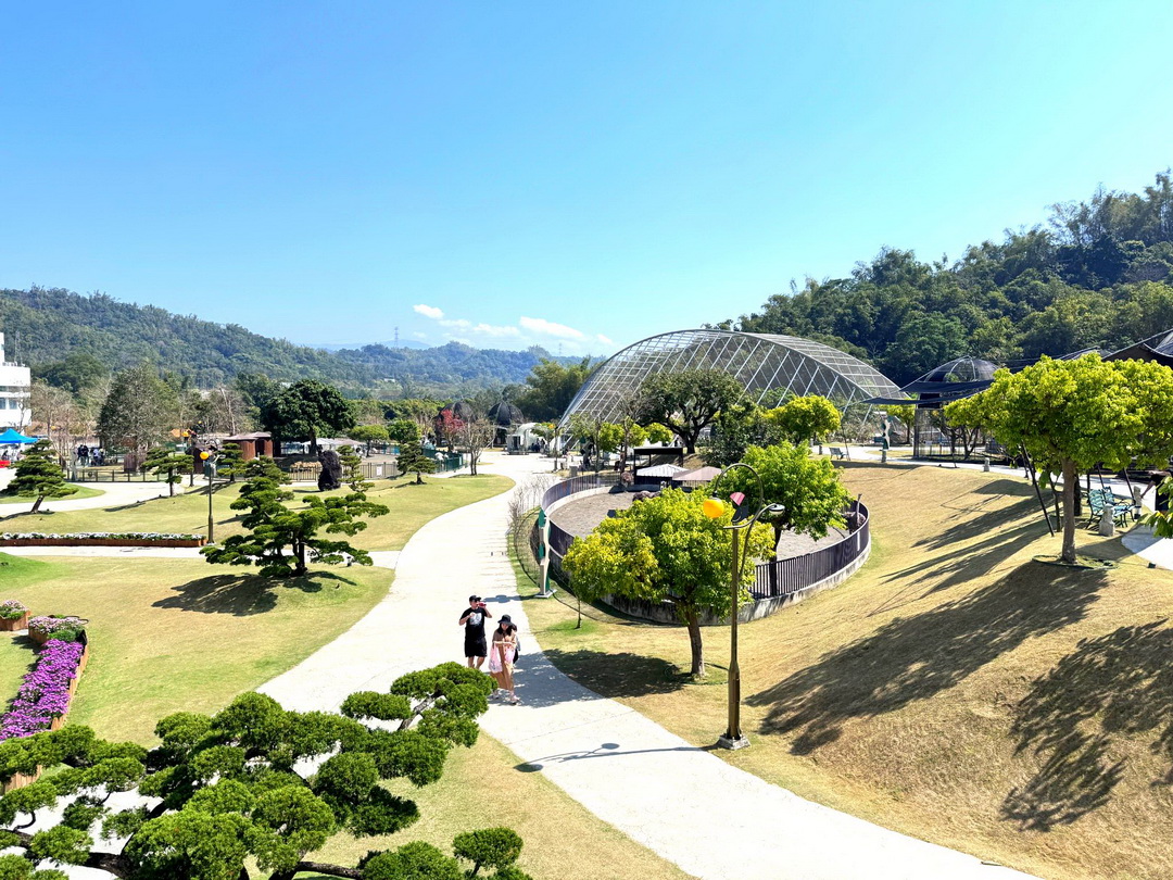 九九峰動物樂園｜南投親子景點推薦！笑笑羊、鸚鵡近距離互動，還有恐龍園區、美食街超豐富 @猴屁的異想世界