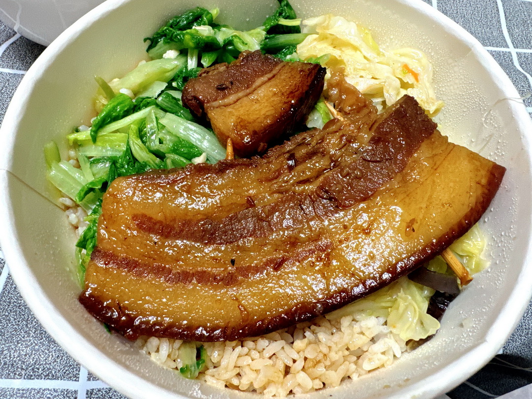 曉迪筒仔米糕｜南機場夜市超人氣排隊美食，必吃筒仔米糕、魯肉飯、魯爌肉便當！ @猴屁的異想世界