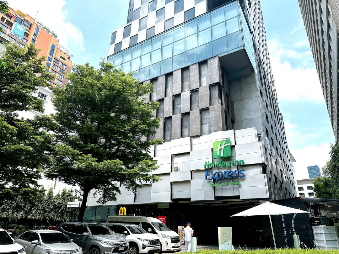曼谷暹羅智選假日飯店｜BTS國家體育場站步行2分鐘，樓下就有麥當勞！含早餐與房間開箱 @猴屁的異想世界