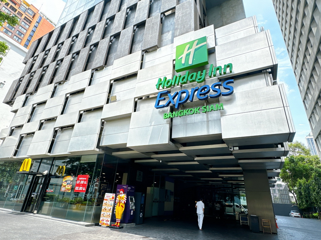 曼谷暹羅智選假日飯店｜BTS國家體育場站步行2分鐘，樓下就有麥當勞！含早餐與房間開箱 @猴屁的異想世界
