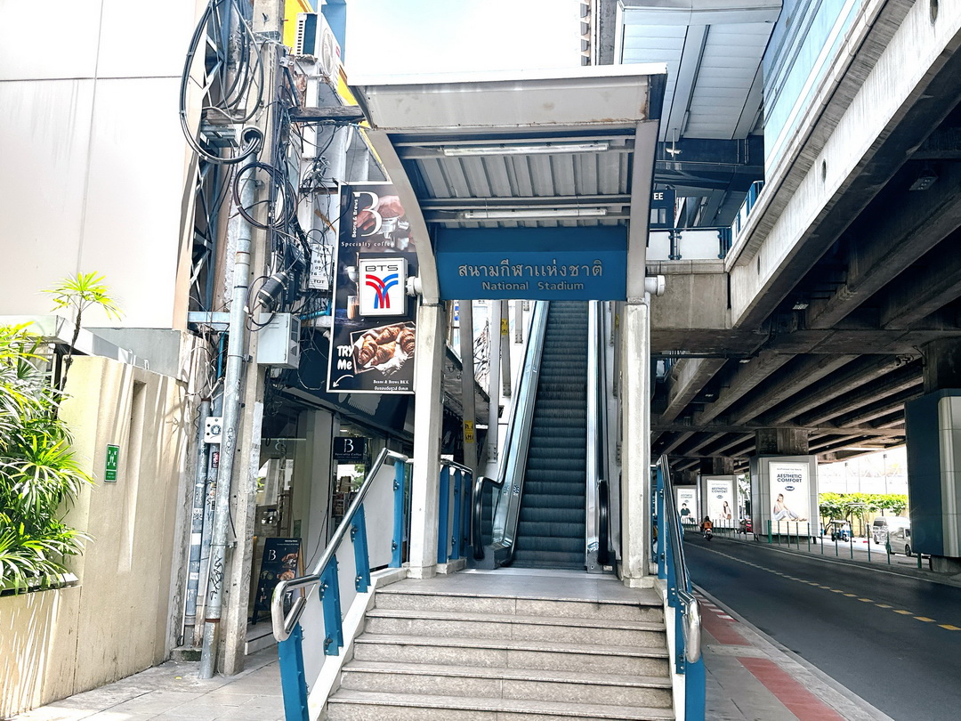 曼谷暹羅智選假日飯店｜BTS國家體育場站步行2分鐘，樓下就有麥當勞！含早餐與房間開箱 @猴屁的異想世界